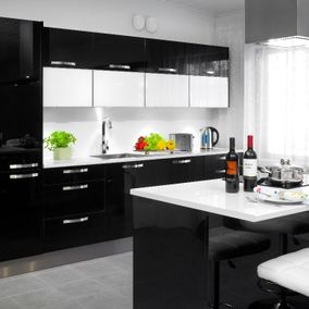 Tumma keittiö on sisustettu Jarihansa Oy Ltd:n kalusteilla