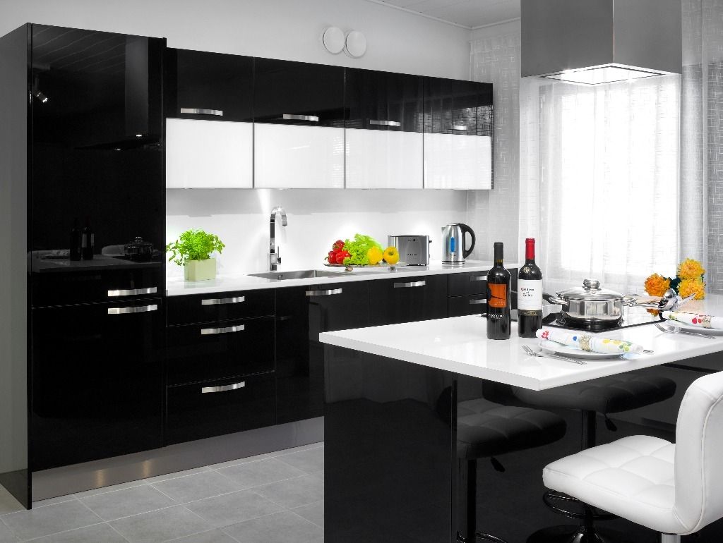 Tumma keittiö on sisustettu Jarihansa Oy Ltd:n kalusteilla