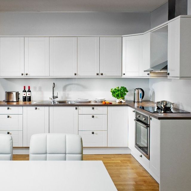 Valkoinen keittiö on sisustettu Jarihansa Oy Ltd:n kalusteilla